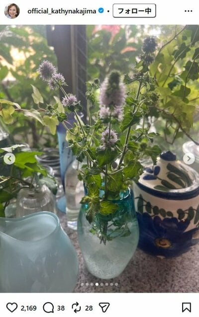 キャシー中島のInstagram投稿（ミントと紫の花を生けた様子）