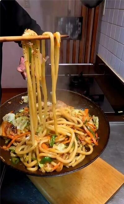 箸で高く持ち上げられた焼きうどん