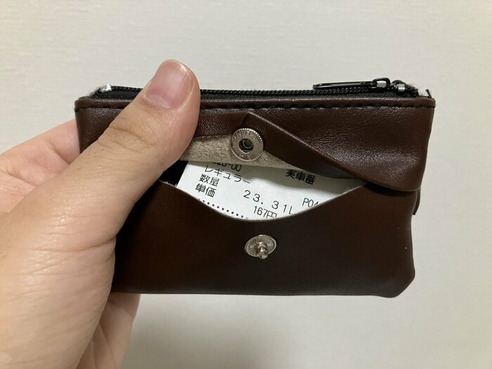 表面のポケットには厚みがないので、薄いものが収納可能