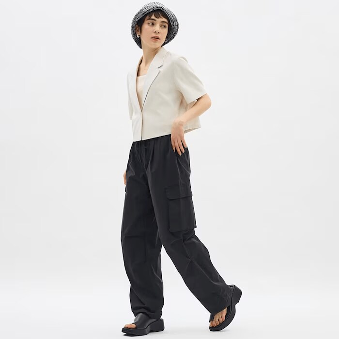 ウエストとひざ部分にタックが入った、ゆったりシルエットが特徴の「パラシュートカーゴパンツ」