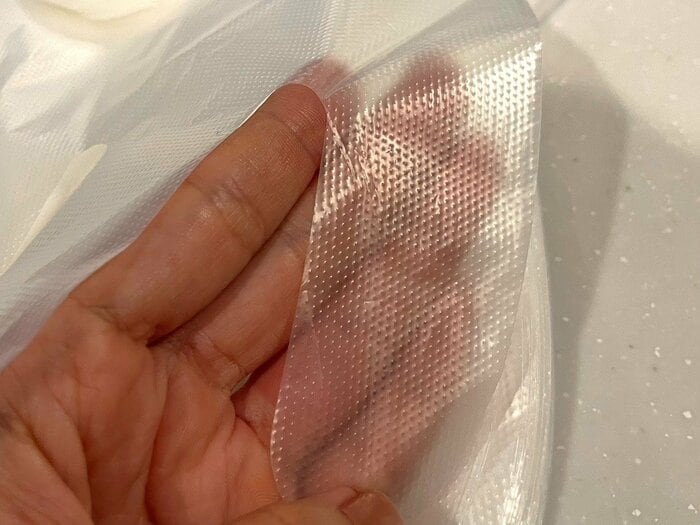 手の内側部分は滑り止めのような、ざらざらとした感触