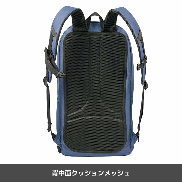 ショルダー部分と背面にはメッシュ素材が使われ、ムレにくい作り