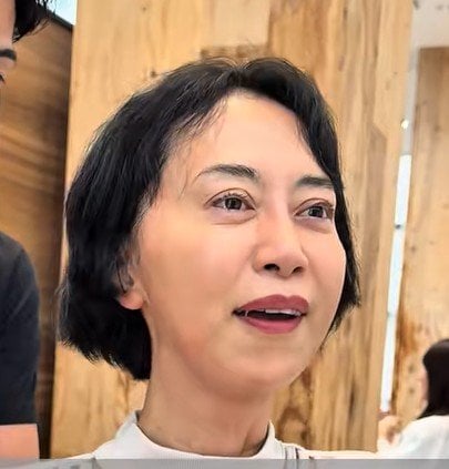 「家出た瞬間にこうなる」と話す50代女性→カットと縮毛矯正でふんわりまとまる"菱形ショート"に！「魔法使いやないか」「すごくお似合いで若々しい」