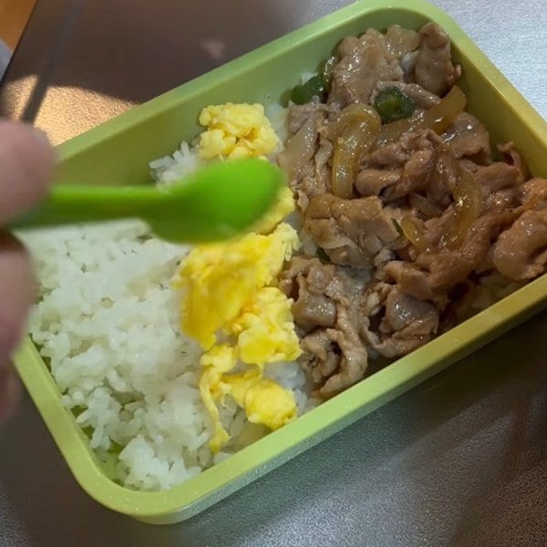 「テンション上がります」焼肉・コロッケ・唐揚《三大主役》がぎゅっと詰まった【のっけ弁当】が話題