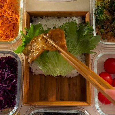 母が娘に作る【生姜焼き弁当】艶のあるタレが食欲をそそる！カラフルな副菜で華やかに仕上げたお弁当に称賛の声