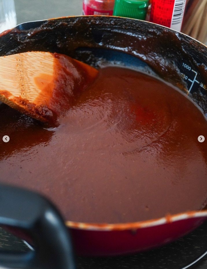 こってり「味噌ダレ」がたまらない！ガッツリ食べたい”飯場飯”「味噌カツ丼」名古屋めしの代表格が広島県の飯場の食卓に並びます