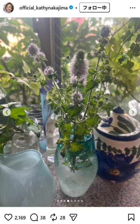 キャシー中島のInstagram投稿（ミントと紫の花を生けた様子）