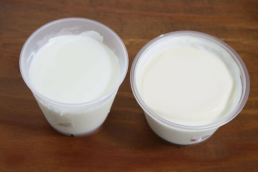 フタを開けたところ。セブンイレブン『とろけるくちどけ杏仁豆腐』（左）と、ローソン『生杏仁』（右）