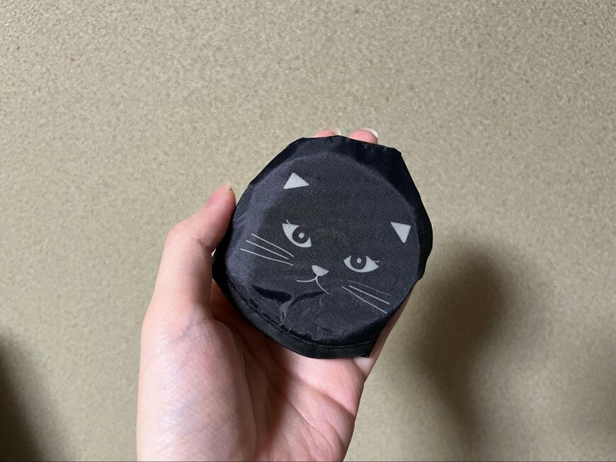ダイソー、折りたたみうちわ（黒ねこ）画像