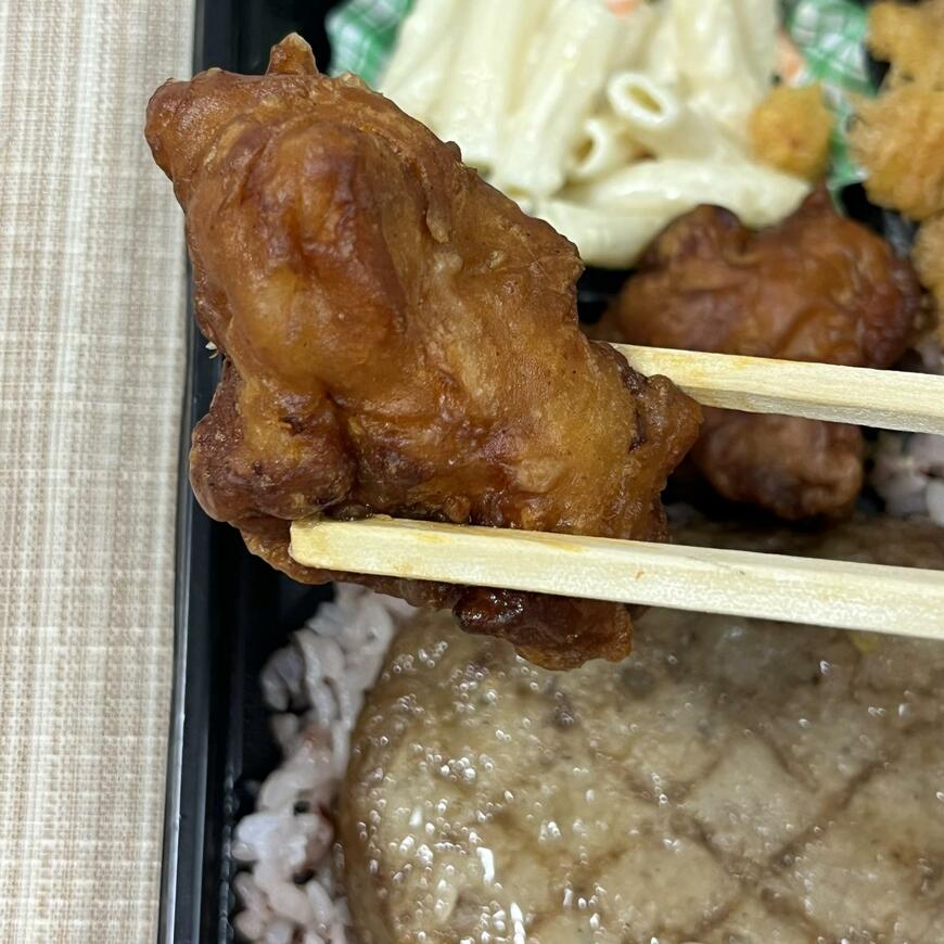 しっかりした味付けのからあげ。