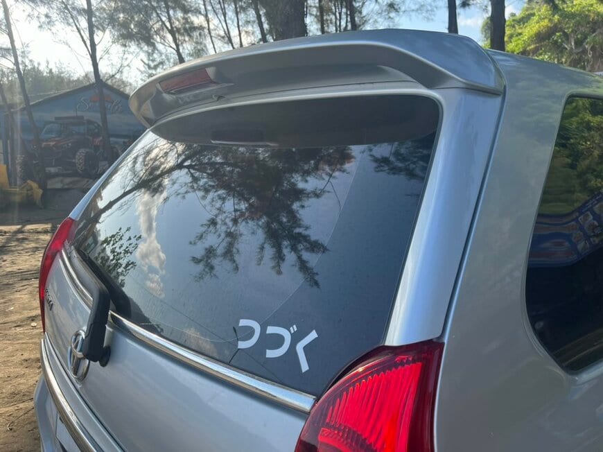 自動車のリアガラスに書かれていた日本語