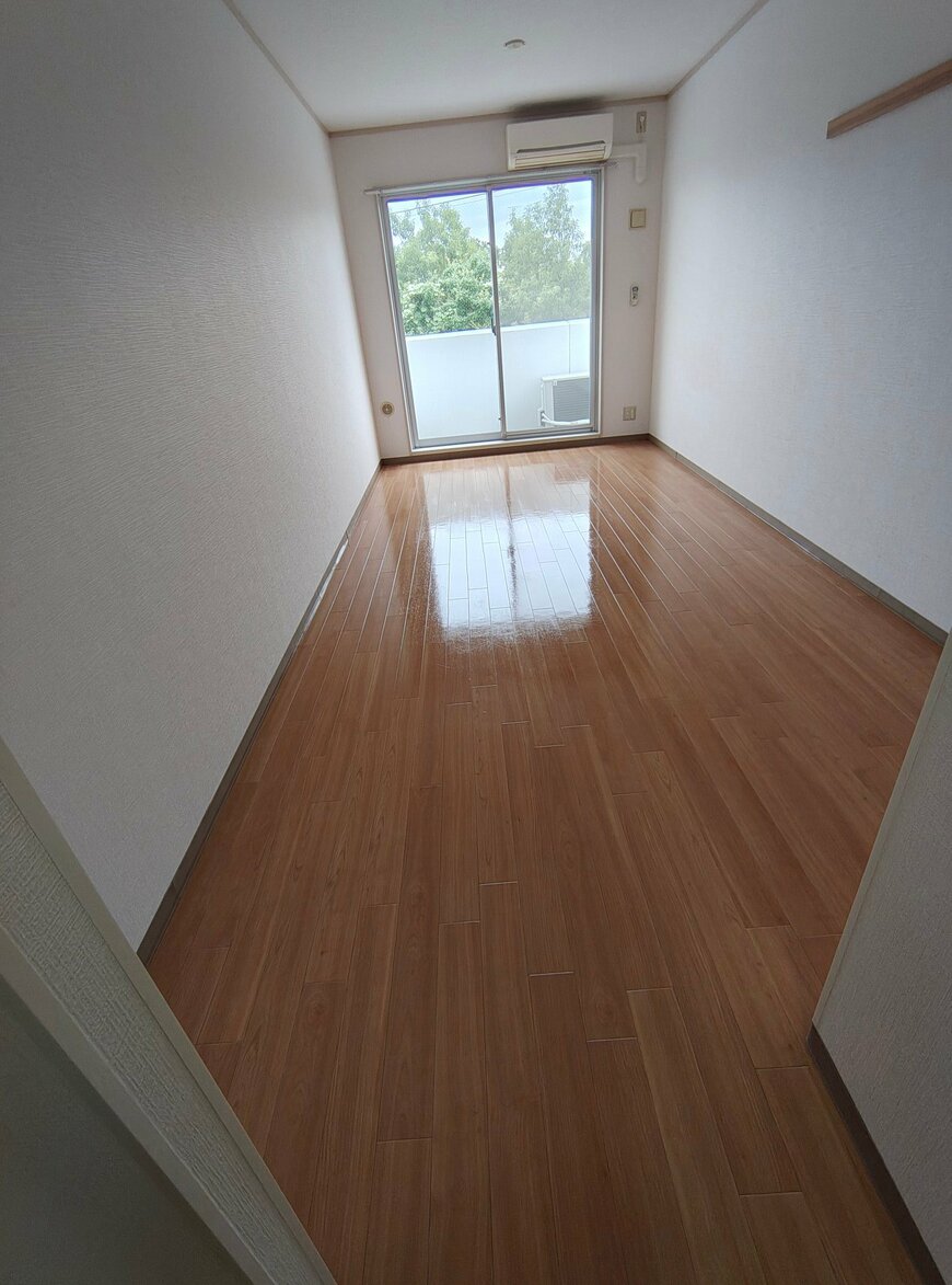 清掃後のフローリングの部屋
