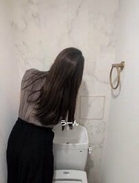 「高級感出て素敵ですっ！」築30年中古マンション〈トイレの壁〉→ホテルライクな〈大理石調の壁〉に大変身！反響続々