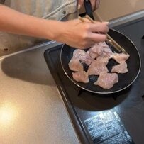 手作りの万能ダレが食欲そそる！妻が夫に作る【ネギ塩チキン弁当】　カラフルな副菜も美しい彩り弁当が完成