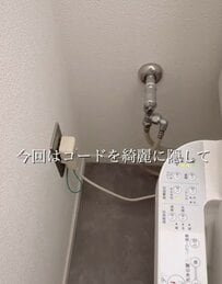 【トイレDIY】生活感の出るコードや配管を木材とリメイクシートで目隠し。下段は配管用、上段は掃除用具入れに使い分け、空間の印象を整えつつ収納力も高める実用的な工夫