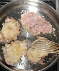 「全部おいしそう」鶏の照り焼きを真ん中に配置した4人分のタッパーのり弁。スイスチャードの濃い緑と赤色を添えたお弁当の仕上がり