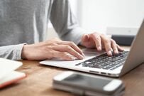 会社に貸与されたPCをインコが破壊　目を疑う光景を報告すると「社内にやばいヤツがいる」と注目集まる