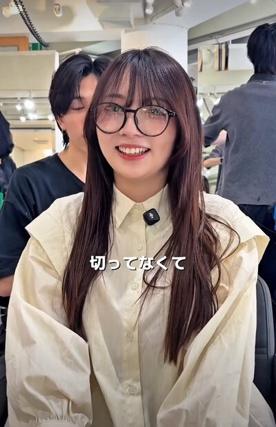 眼鏡が印象的なロングヘア女性のビフォー