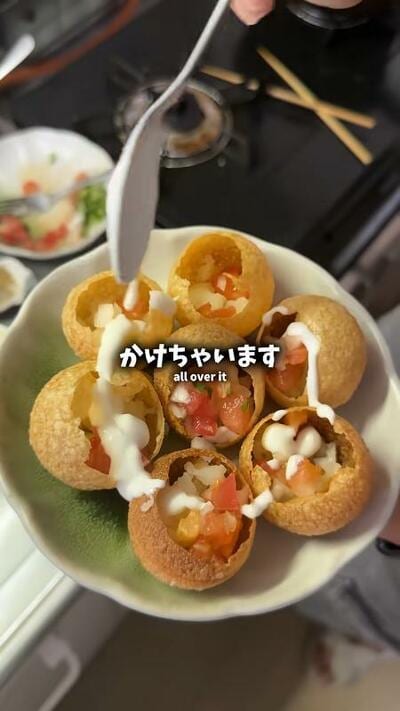 穴を開けたプリにじゃがいもを詰め、ヨーグルトをたっぷり