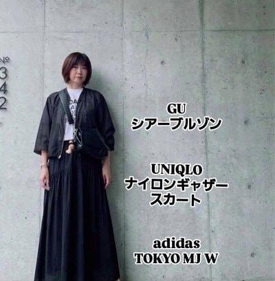 ブラックコーデの全身とアイテム表記