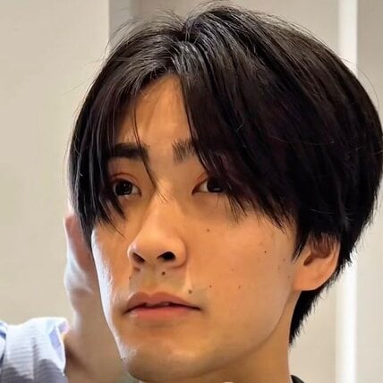〈似合うか不安＆割れやすい前髪〉に悩む男性→爽やかな〈短めフェザーパーマスタイル〉に！「めっちゃいいです！」と笑顔