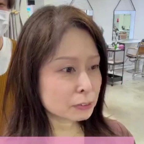 「今回は冒険なんです！」と話す女性が、カットで前髪をつくった、くびれのある大人ショートにスタイルチェンジ