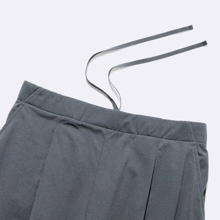 お腹まわりを締め付けずに楽に脱ぎ着できます