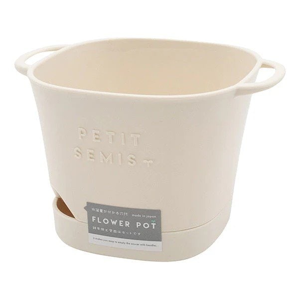 セットになっている受皿に水溜量がわかる穴が開いています