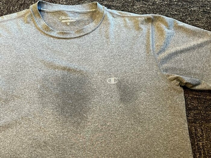 冷感スプレーを吹きかけたTシャツ