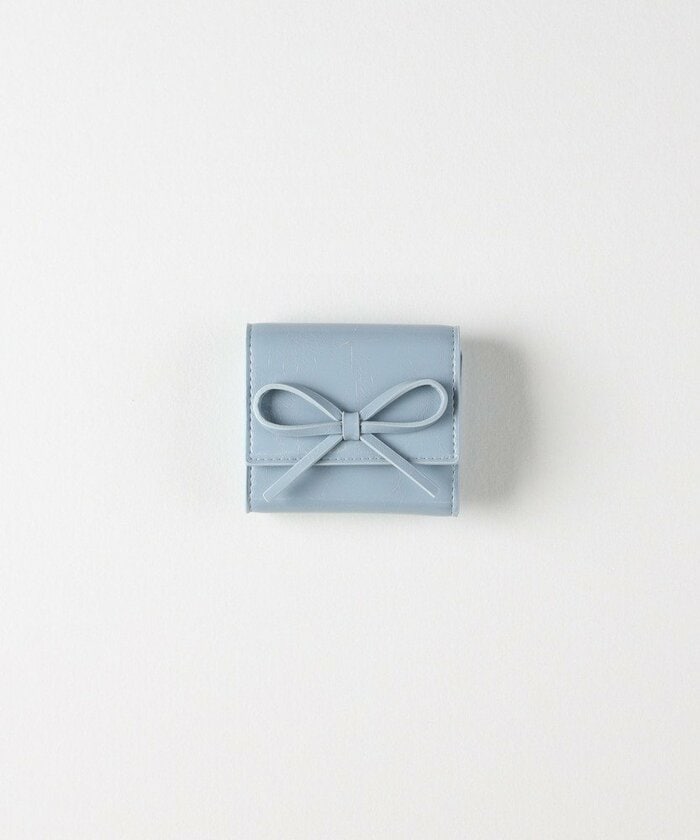 明るいブルーのカラーリングが印象的な「ルリリ三つ折り財布」