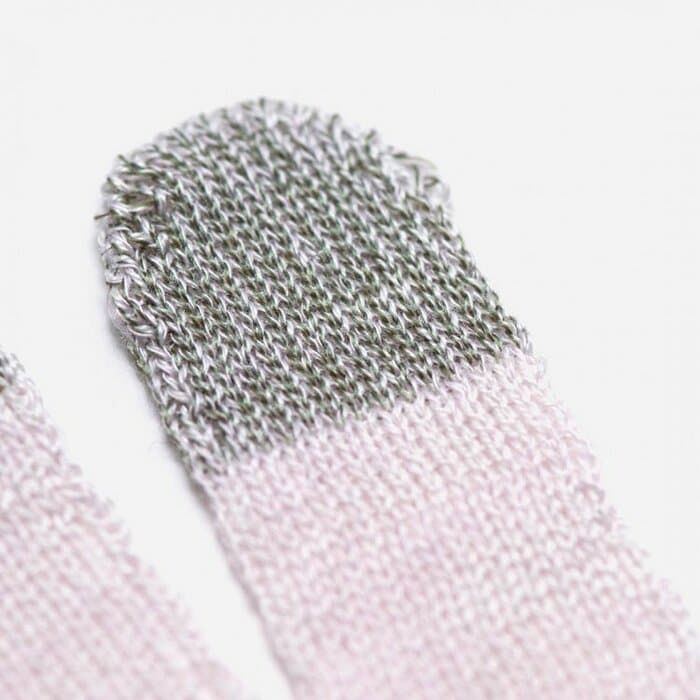 指先がスマホ対応になっているので、着用時もスマホを利用できる!