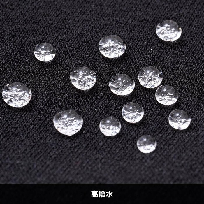 このスウェットを「無敵」たらしめているのが、「高撥水」機能