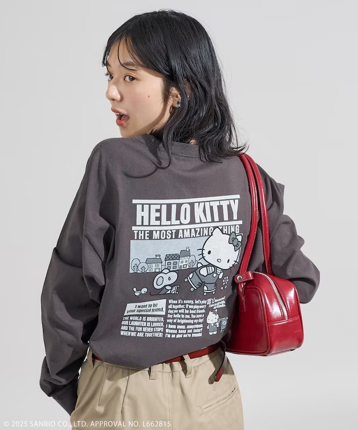 ハローキティを主役にしたユニークなデザインのロングスリーブTシャツ