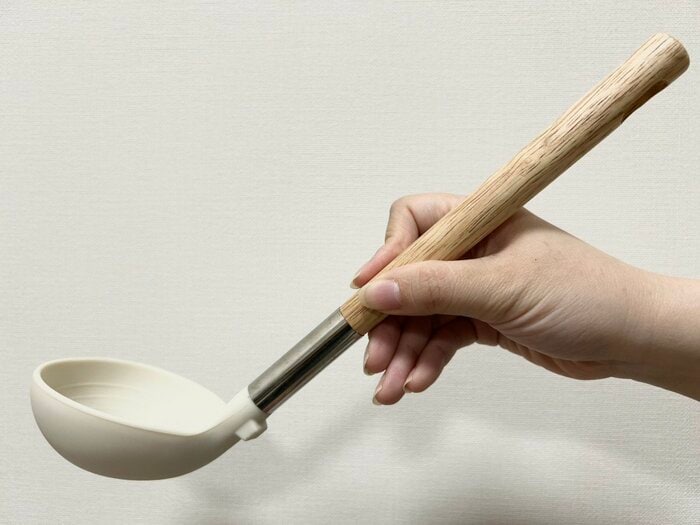 調理中汚れないアイテム「ウッドハンドルシリコーンレードル」税込330円
