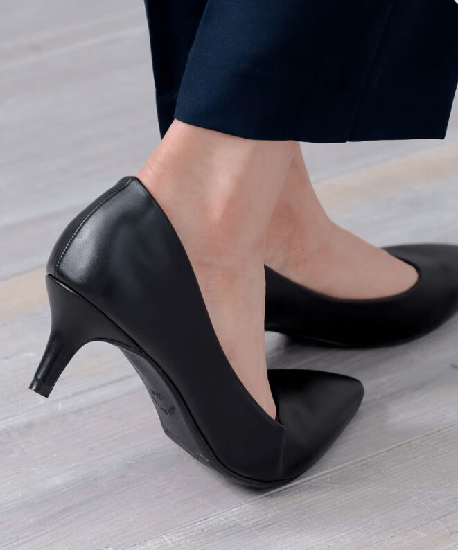 シャープなポインテッドトゥがスタイリッシュなパンプス