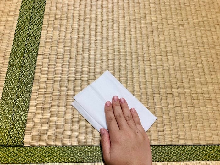 畳の目地に沿って、やさしく表面をシートで拭きました