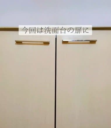 シンプルな〈洗面台の扉〉→リメイクシートを使ったDIYで大理石調の〈高見え空間〉に雰囲気ガラリ
