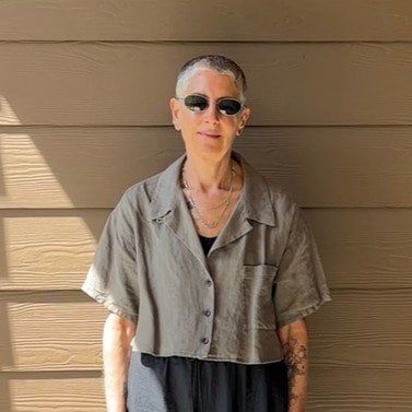 “10年以上前のシャツ”を今っぽく！ゆったりしたパンツと組み合わせた【海外マダム】の「大人カジュアル」が素敵