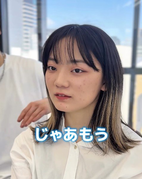 「金髪がなくなるまで切りたい」セミロングの女性がスッキリとした黒髪マッシュショートにスタイルチェンジ