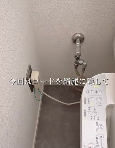 【トイレDIY】生活感の出るコードや配管を木材とリメイクシートで目隠し。下段は配管用、上段は掃除用具入れに使い分け、空間の印象を整えつつ収納力も高める実用的な工夫