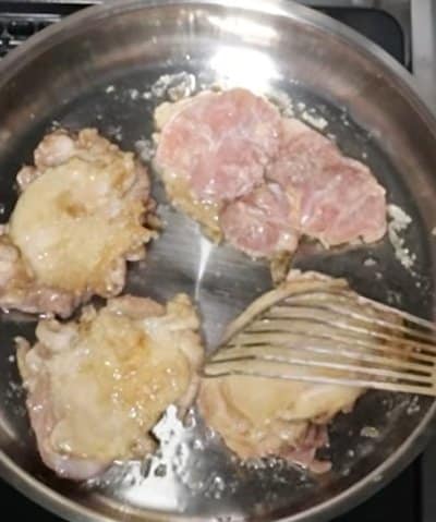 「全部おいしそう」鶏の照り焼きを真ん中に配置した4人分のタッパーのり弁。スイスチャードの濃い緑と赤色を添えたお弁当の仕上がり