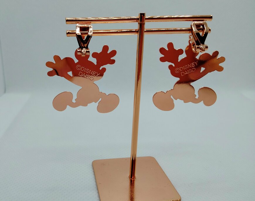 筆者撮影（ダイソー、ディズニーイヤリング）