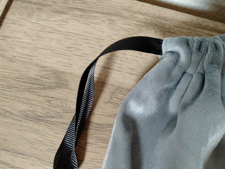 筆者撮影（セリア、刺繍入りベロア巾着）