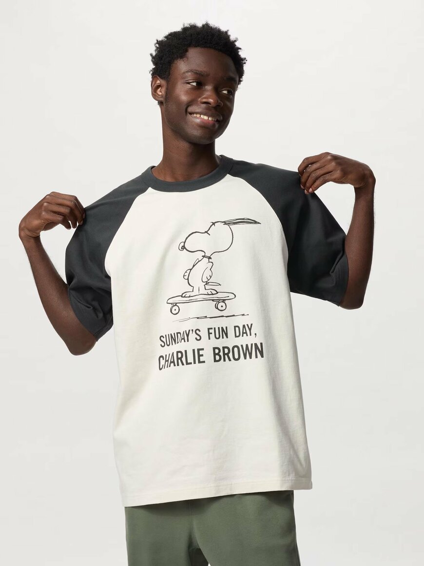 出所：ユニクロ公式　ピーナッツ UT/オーバーサイズフィット　DARK GRAY