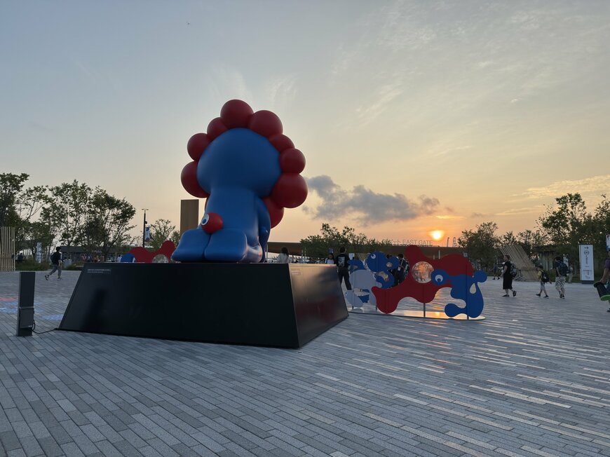 日の出を見つめるミャクミャク