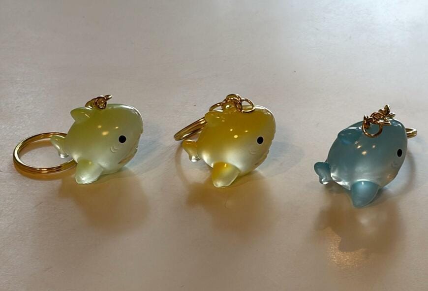 セリア、 蓄光キーホルダー サメの画像