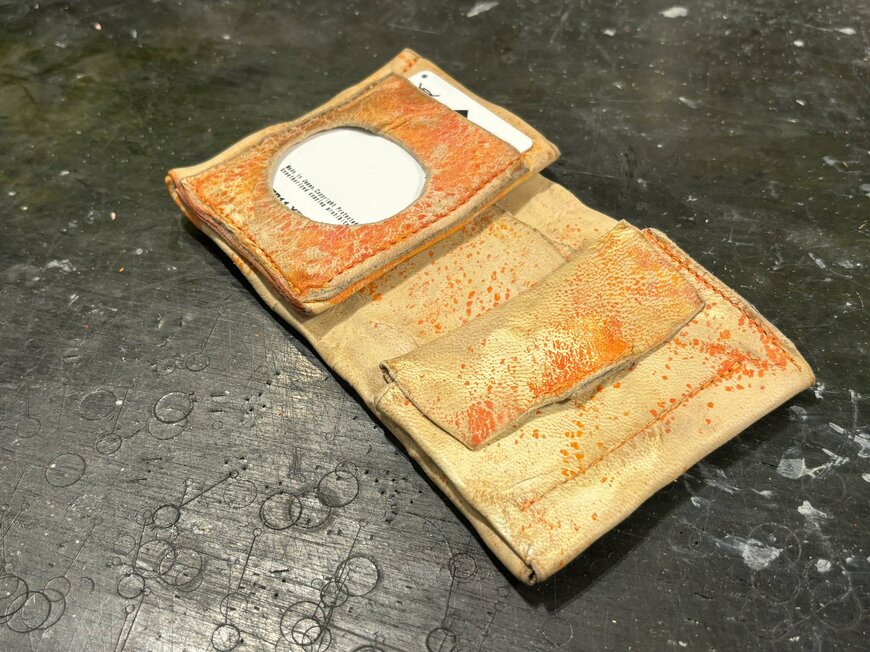 形を整えた修復中の革財布