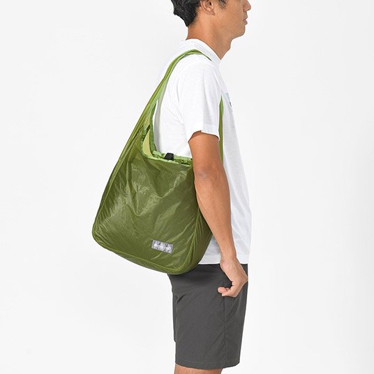 旅行のサブバッグとして持ち歩くのに重宝