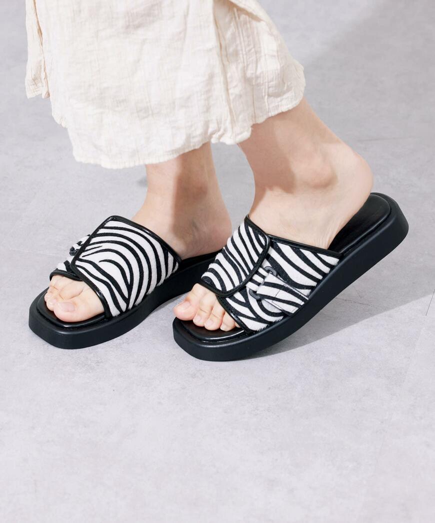 3COINS 、アニマル柄厚底サンダル画像