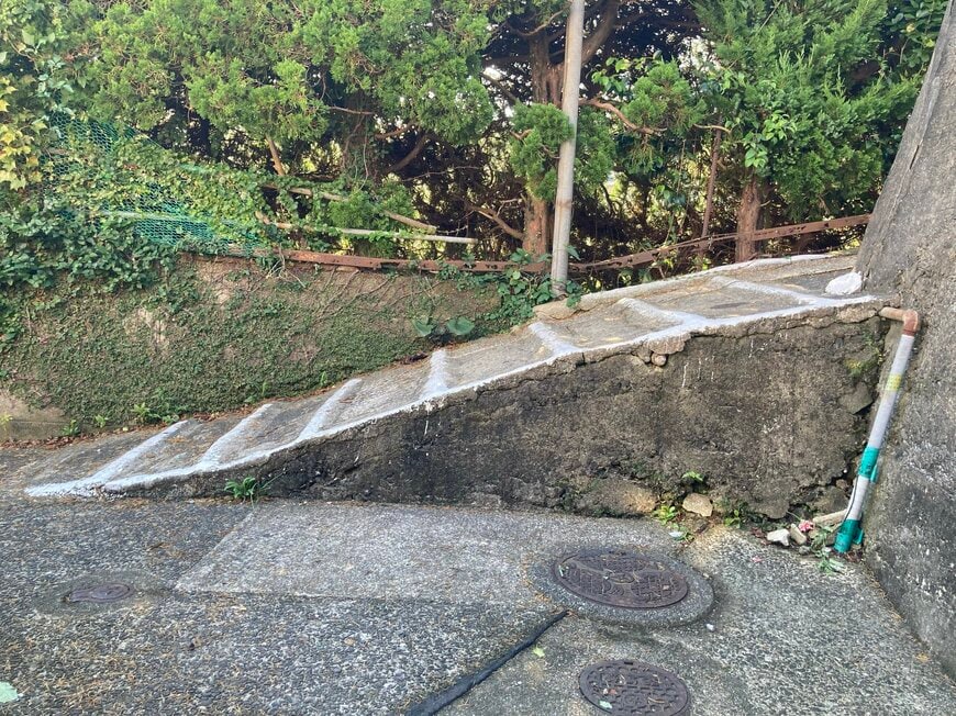 横から見ると傾斜のよう
